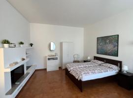 accogliente camera con bagno privato, hotel in Parabiago