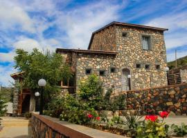 Hôtel les truites، فندق في إيموزار دو كاندار