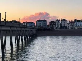 Fab Stay UK - Coastal and Country Retreat with free secure off road parking minutes from both Dover and Deal