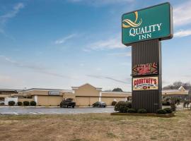 Quality Inn Elizabeth City near University，伊麗莎白城的有停車位的飯店