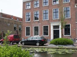 Canal House in Historic City Center Gouda, apartment in Gouda