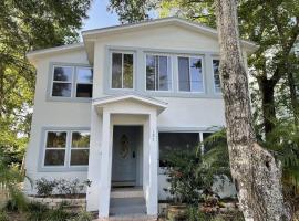 Spacious renovated 4br downtown home w firepit sleeps 8+, hotell i St. Augustine