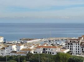 Luxury townhouse with breathtaking views close to Port and Beach, hotel per famiglie a Manilva