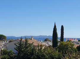 Studio Mezzanine vue port et mer, hotel en La Londe-les-Maures