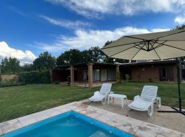 Pergolas Guest House - Pileta, Vinos y Montaña, family hotel in Vista Flores