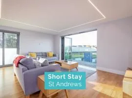 Luxury Balcony Apartment in St Andrews - Parking