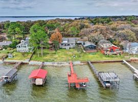 Gun Barrel City Home with Private Deck, hotell med parkeringsplass i Gun Barrel City