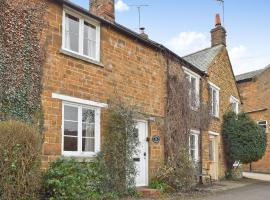 Squirrel Cottage, hotel with parking in Hook Norton