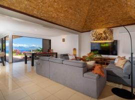 Magnificent 5 Br Villa with pool: amazing views, hytte i Punaauia