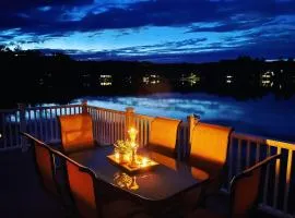 Waterfront Cottage and Ski Getaway!
