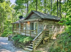 Cozy The Woodshop Cabin with Deck and Forest Views!, hotell med parkeringsplass i Robbinsville