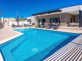 "Casa Mia" Luxury villa with heated swimming pool with jacuzzi, vikendica u Šestanovcu