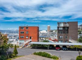 King Bed, Water Views, Private Parking, Courtyard Living in the Heart of Sandy Bay, hotel v blízkosti zaujímavosti Hobart Convention And Entertainment Centre (Sandy Bay)