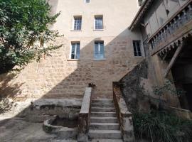 Logis des Lugats, gite de charme, hotel con estacionamiento en La Réole