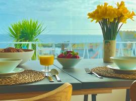 Spacious home with panoramic sea view, free parking EV & large garden, מלון במאוסהול