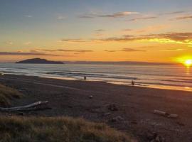 Cosy Kiwi bach Kid and Pet friendly Beach house, Hotel in Otaki Beach