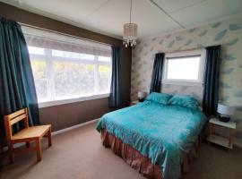 Cosy Kiwi bach Kid and Pet friendly Beach house, hotel Otaki Beachben