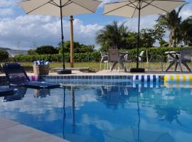 Casa com piscina aquecida, privativa,diarista, em condomínio, Bonito-Pe, hotel en Bonito