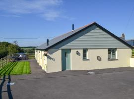 East Croft Barn, hotel in Halwill