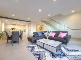 Spacious 3-Bed Penthouse with Perfect View