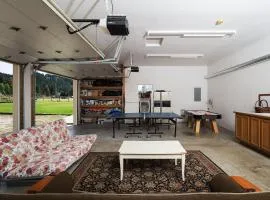 Alpine Acres Lodge by NW Comfy Cabins