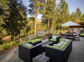 Riffle River Lodge by NW Comfy Cabins, καταφύγιο σε Leavenworth