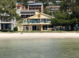 Sandy Beach House Corlette Unit 1 Waterfront WI-FI Aircon, hotel a Corlette