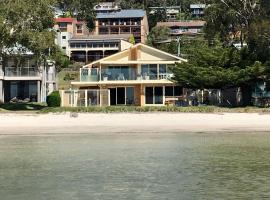 Sandy Beach House Corlette Unit 1 Waterfront WI-FI Aircon, hotel i Corlette