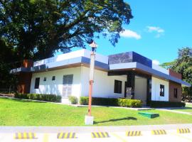 Aurora Villas and Cabin Resort, hotel en Clark