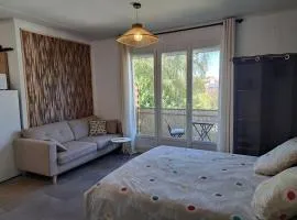Studio dans maison avec jardin et balcon, au calme