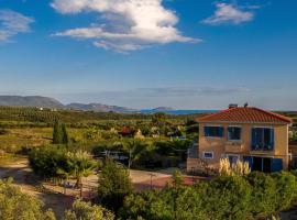 Villa Finiki Messinia upstairs, hótel í Foiníki