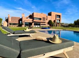 Villa Les Palmiers De L'atlas, villa in Marrakesh