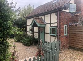 Soldiers Cottage, with HOT TUB, dog friendly, great views, hotel with parking in Hereford