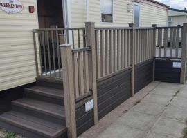 Toni's Family Holiday Caravan with Decking, Smart TV and Private WIFI, hotell sihtkohas Rhyl