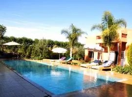 Jolie villa moderne avec piscine privée.