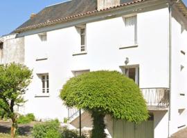 Spacious 3-Bed House in Chateau Garnier, Hotel mit Parkplatz in Château-Garnier