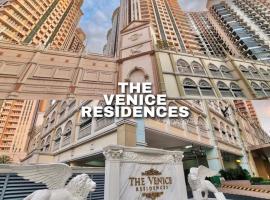 Luxury 1BR Unit with Pool at Venice Luxury Residences, Tower Domenico, McKinley Hill, Taguig City, hotelli kohteessa Manila lähellä maamerkkiä McKinley Hill -stadion