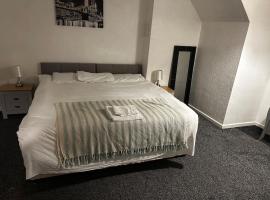 The glorious 3 bedroom apartment with parking, hotel cu parcare din Nottingham