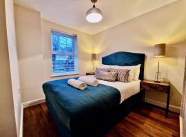 Stylish Luxury Serviced Apartment next to City Centre with Free Parking - Contractors & Relocators, apartment in Coventry