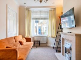 2 bed terraced house with loft in Stratford London, hotel cerca de Teatro Royal Stratford East, Londres