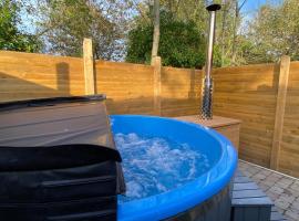 The Secret Garden - Hot Tub North Coast Stay, camping in Garvagh