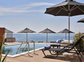 Beachfront Alassa Villas with Private Pools, hotel Kotrónion városában