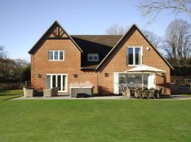 Hayward House, Hot Tub, Large Garden, pet-friendly hotel in Henley on Thames