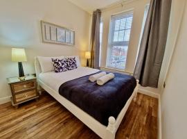 Spacious Luxury Serviced Apartment next to City Centre with Free Parking - Contractors & Relocators, apartment in Coventry