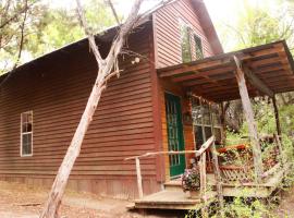 The Firehouse at Creekside Camp & Cabins, hotel in Marble Falls