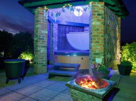 Lincoln Holiday Retreat Cottage with Private Hot Tub, hotel in Lincoln