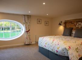 Rollestone Coach House, hotel with parking in Shrewton