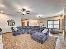 Branson West Lake Home with Game Room!, hotell med parkeringsplass i Branson West