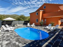 Stunning Home In Dugopolje With Outdoor Swimming Pool, Wifi And 2 Bedrooms, holiday home sa Kapela