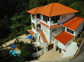 OASIS VILLA Suites & Rooms, stuga i Karon Beach